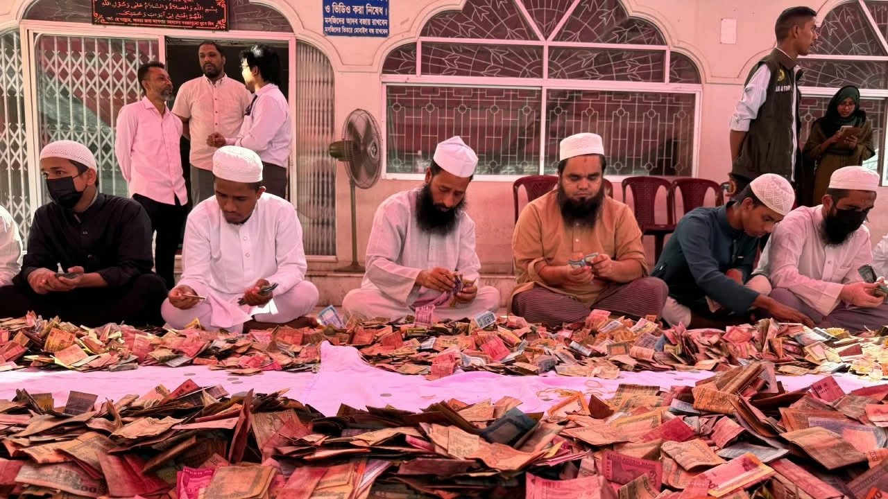 শাহজালাল মাজারের দানবাক্সে ৮৮ লাখ টাকা, মিলেছে ১৮ দেশের মুদ্রা
